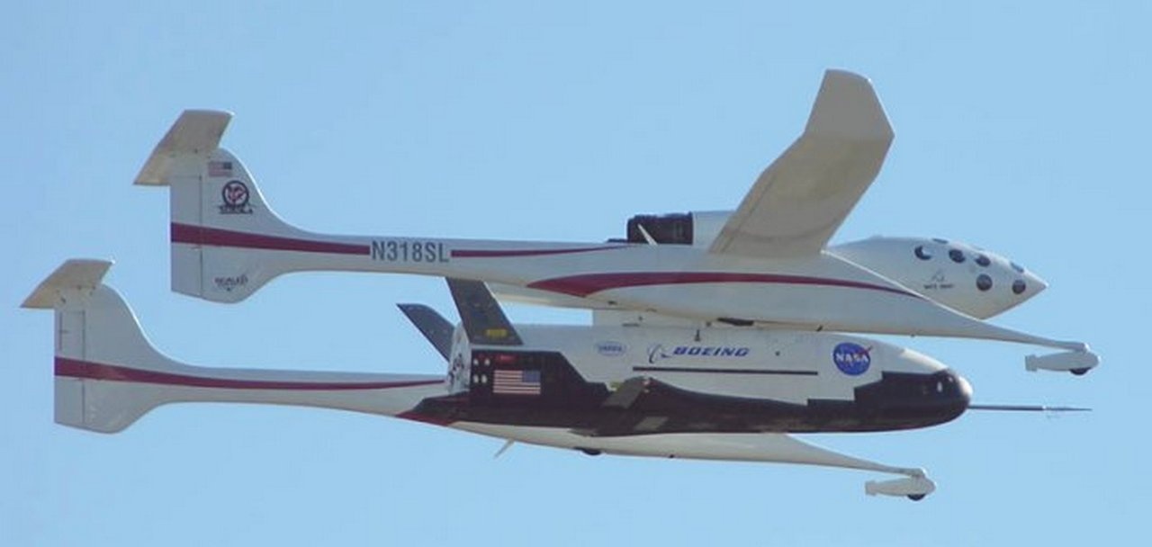 Космический аппарат X-37B закреплён на реактивном самолёте-носителе White Knight.