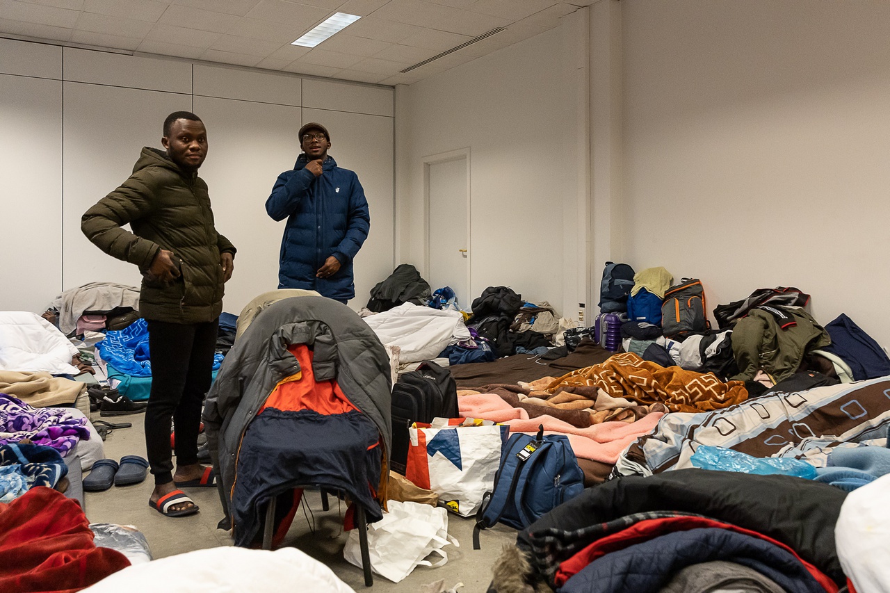 В Бельгии незаконные мигранты прячутся в пустующих зданиях заодно с местными бомжами.