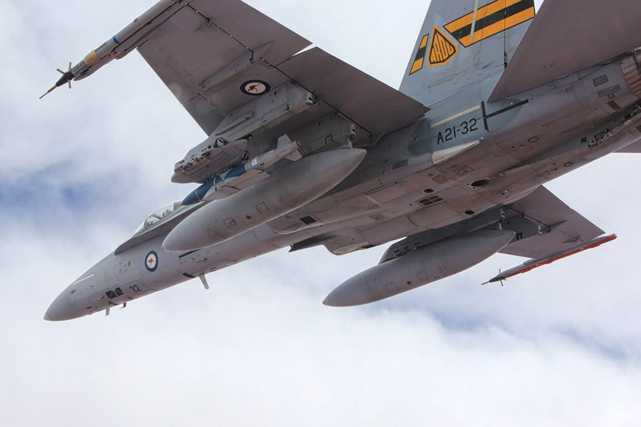 Комплект JDAM-ER под крылом истребителя F/A-18F Super Hornet.