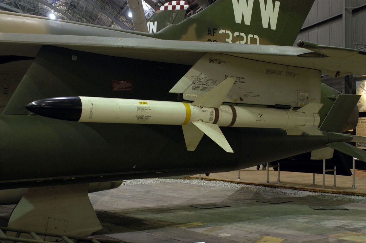 Первая в мире противорадиолокационная ракета AGM-45 Shrike.