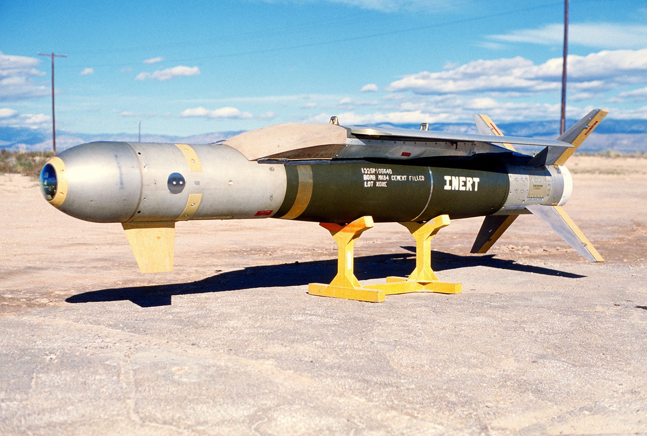 Управляемая бомба GBU-15.