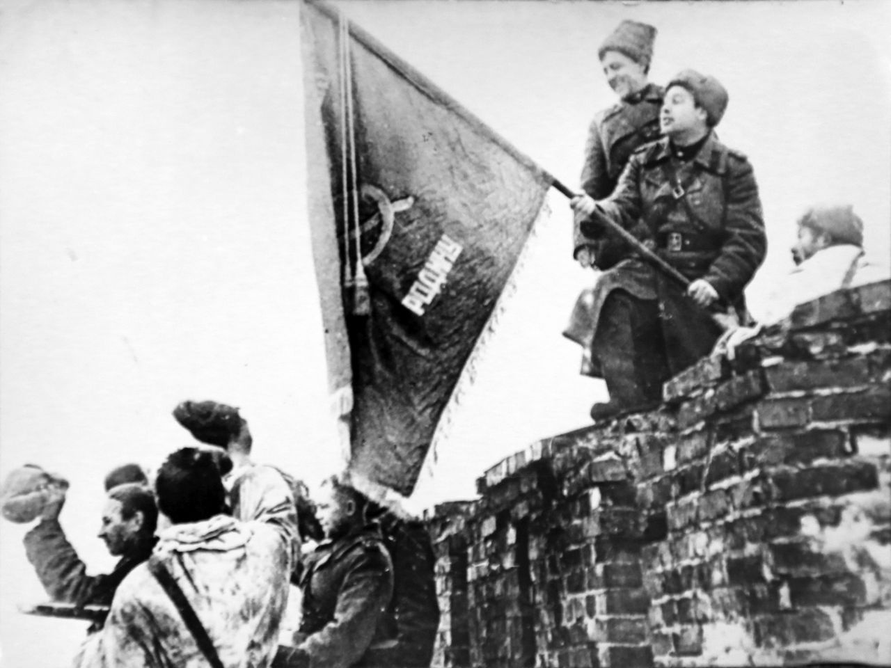 Советские бойцы и командиры со знаменем в освобождённом Новгороде, 20 января 1944 г.