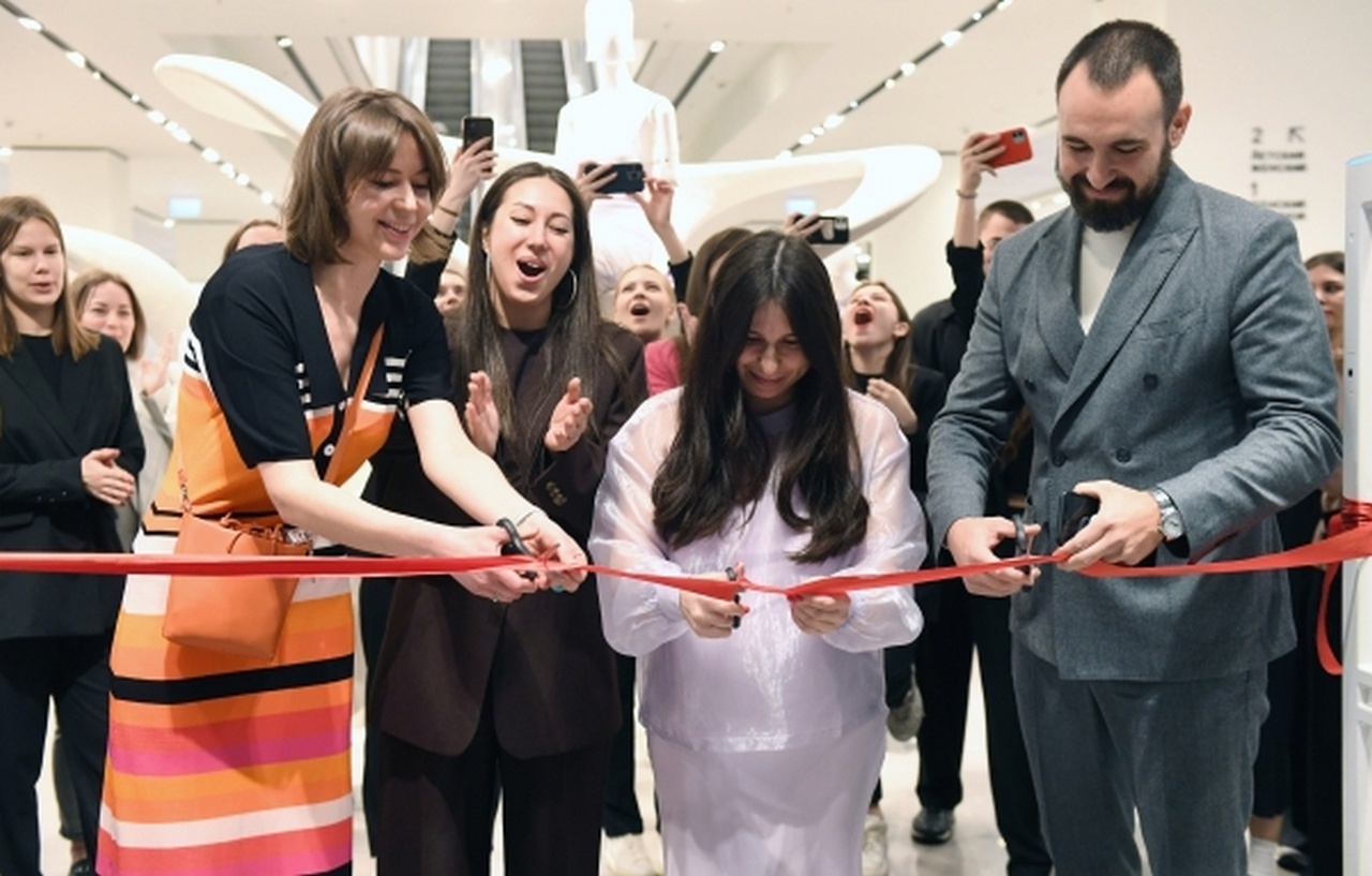 Бывшие магазины ушедшего из России бренда одежды Zara (принадлежит испанской группе Inditex) начали открываться в торговых центрах Москвы.