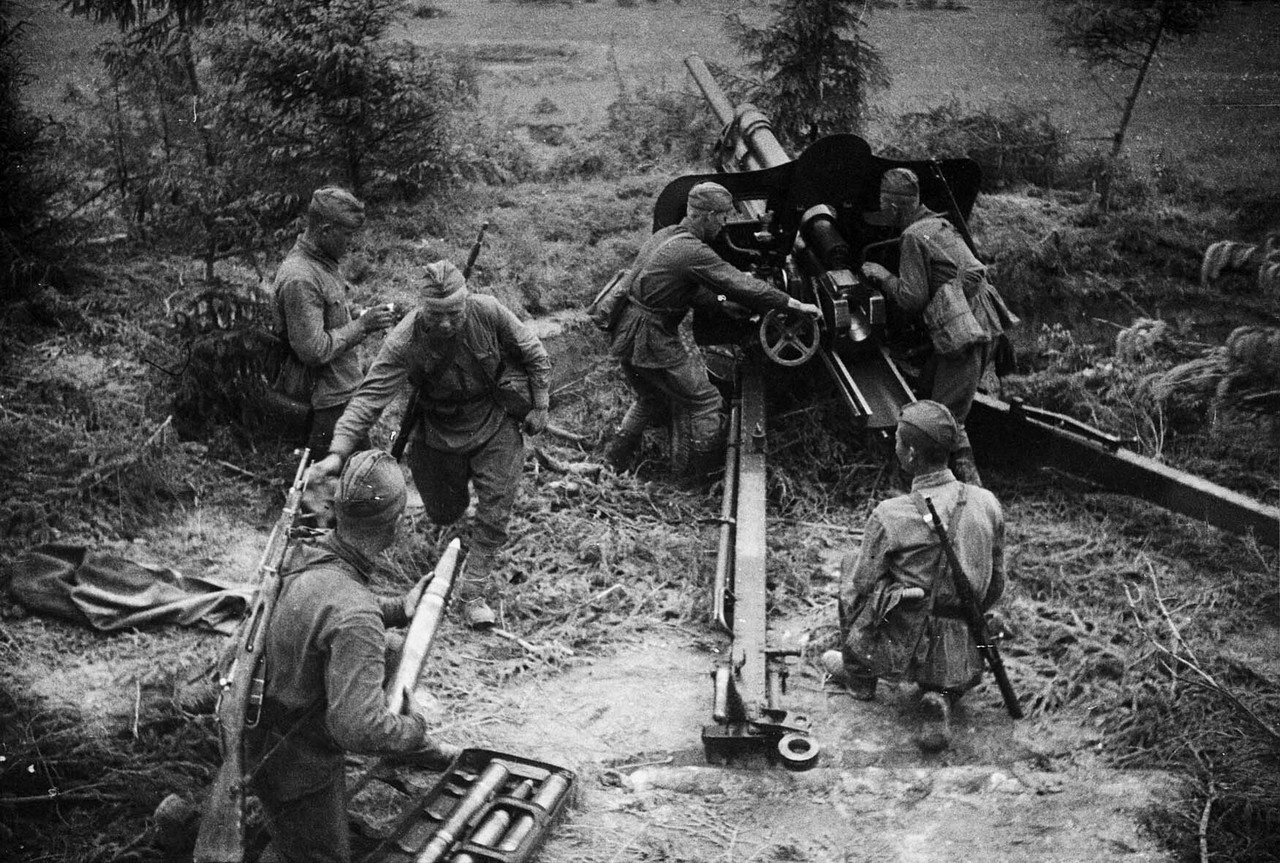 Огонь ведёт расчёт пушки Ф-22-УСВ. Калининский фронт, июль 1942 г.