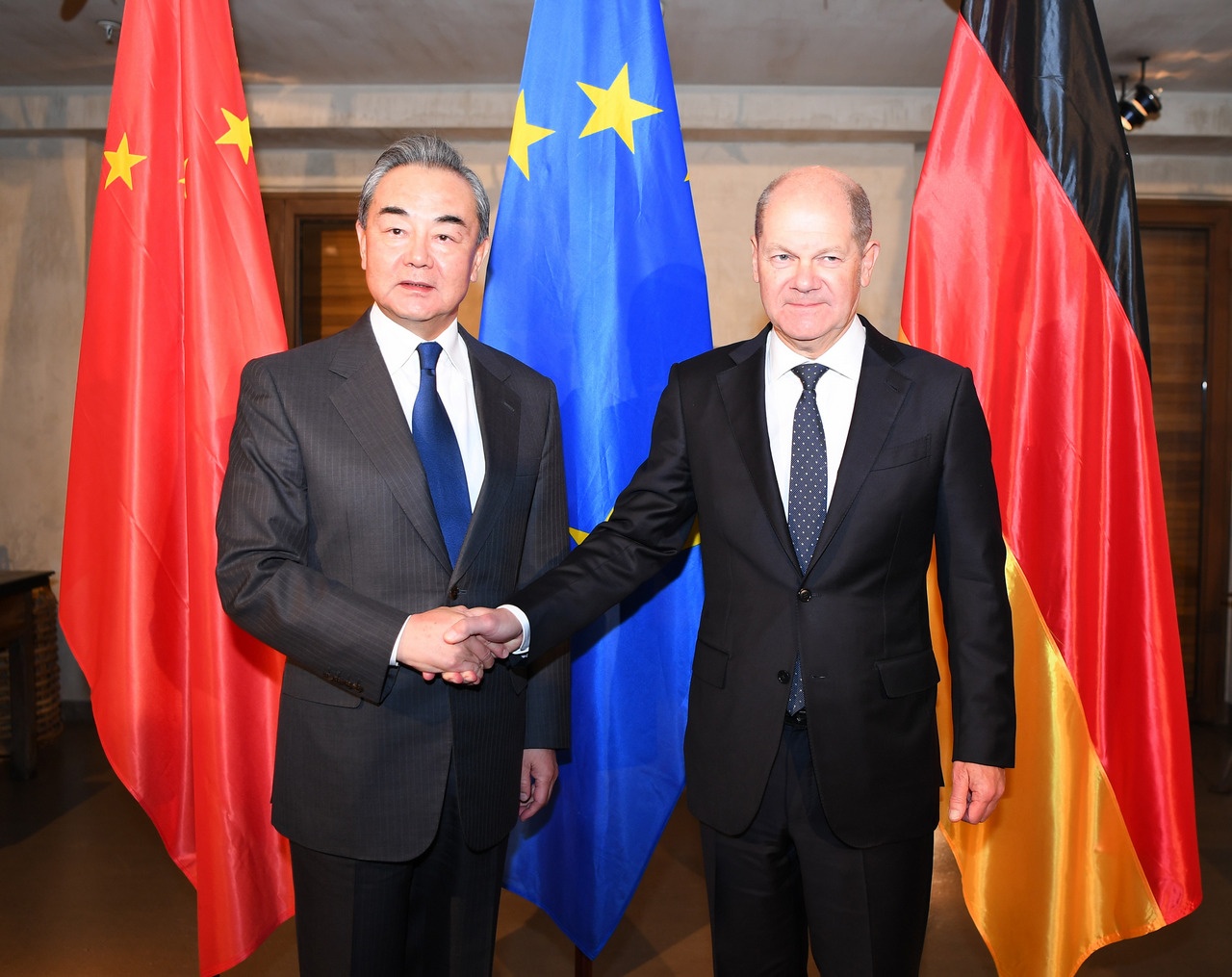 Канцлер Германии Олаф Шольц и Ван И, глава канцелярии комиссии ЦК КПК по иностранным делам, встретились за несколько дней до переговоров военных в Берлине.