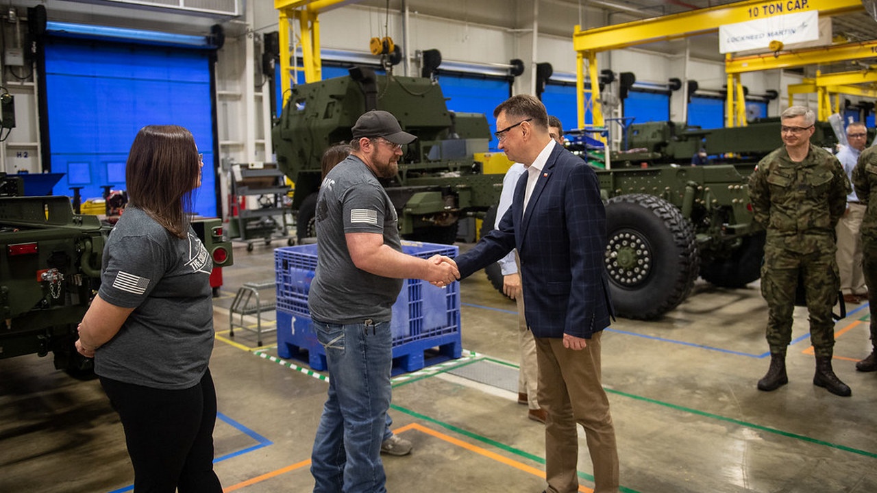Министр обороны Польши Мариуш Блащак посетил завод по производству HIMARS.