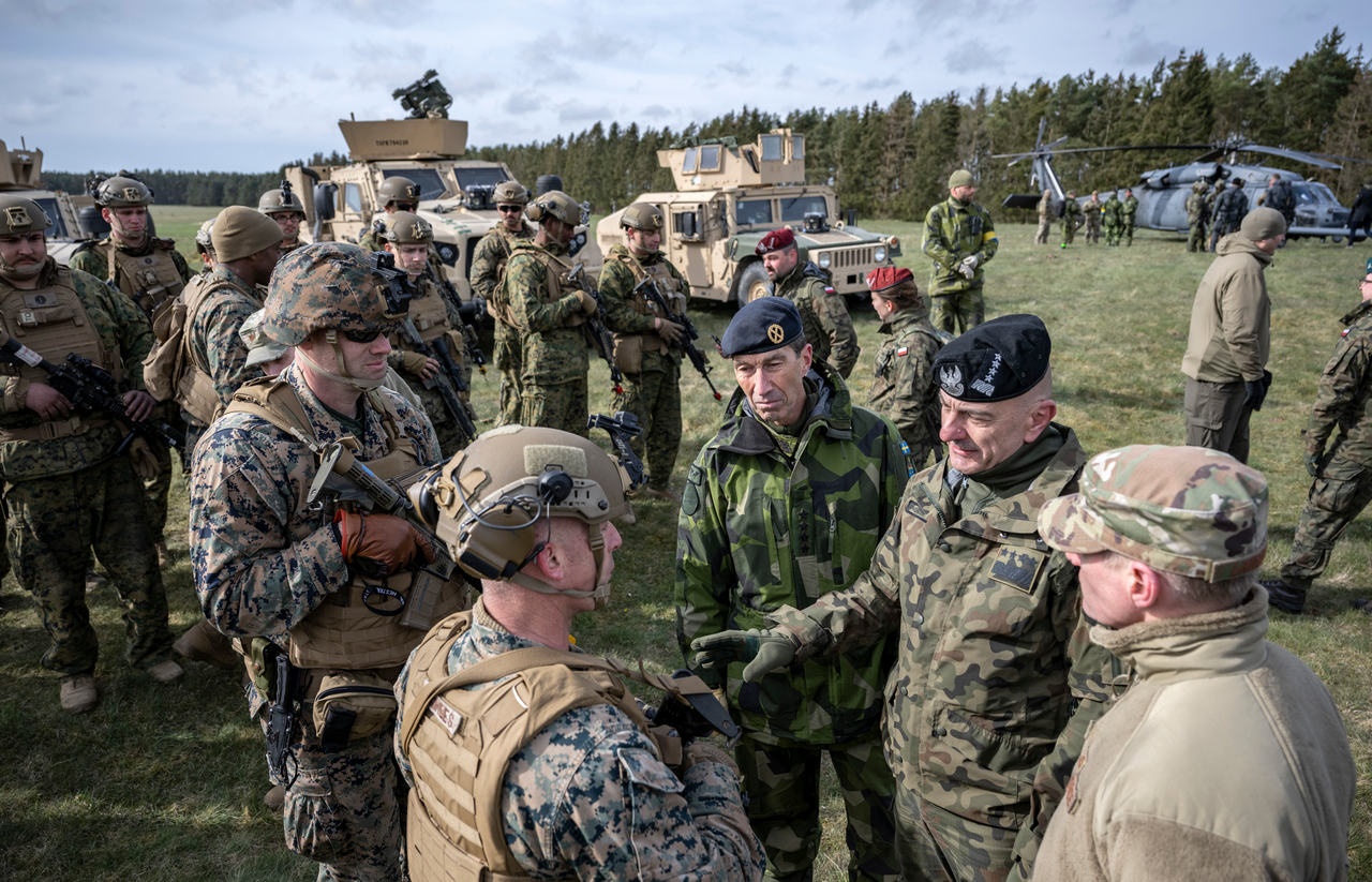 Главнокомандующие Швеции и Польши беседуют с командиром батальона морской пехоты США во время учений Aurora 2023, 6 мая 2023 г.