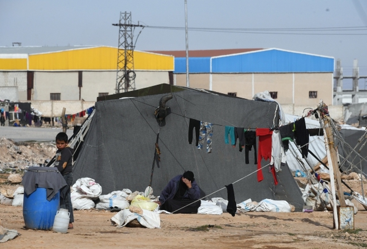 Сирийские беженцы из района Пальмиры в палаточном лагере в пригороде Хомса.