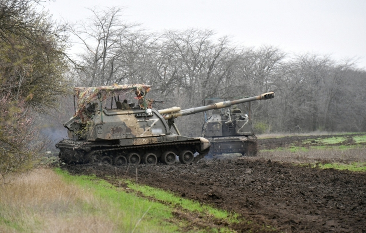 Самоходные артиллерийские установки «Мста-С» на боевой позиции в южном секторе спецоперации.