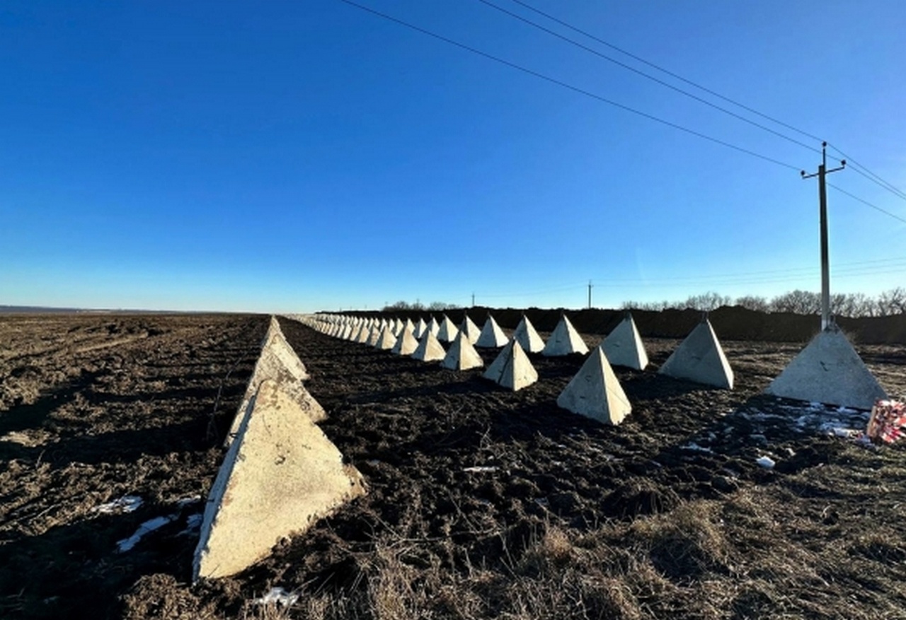 Оборонительные сооружения засечной черты на границе с Украиной.