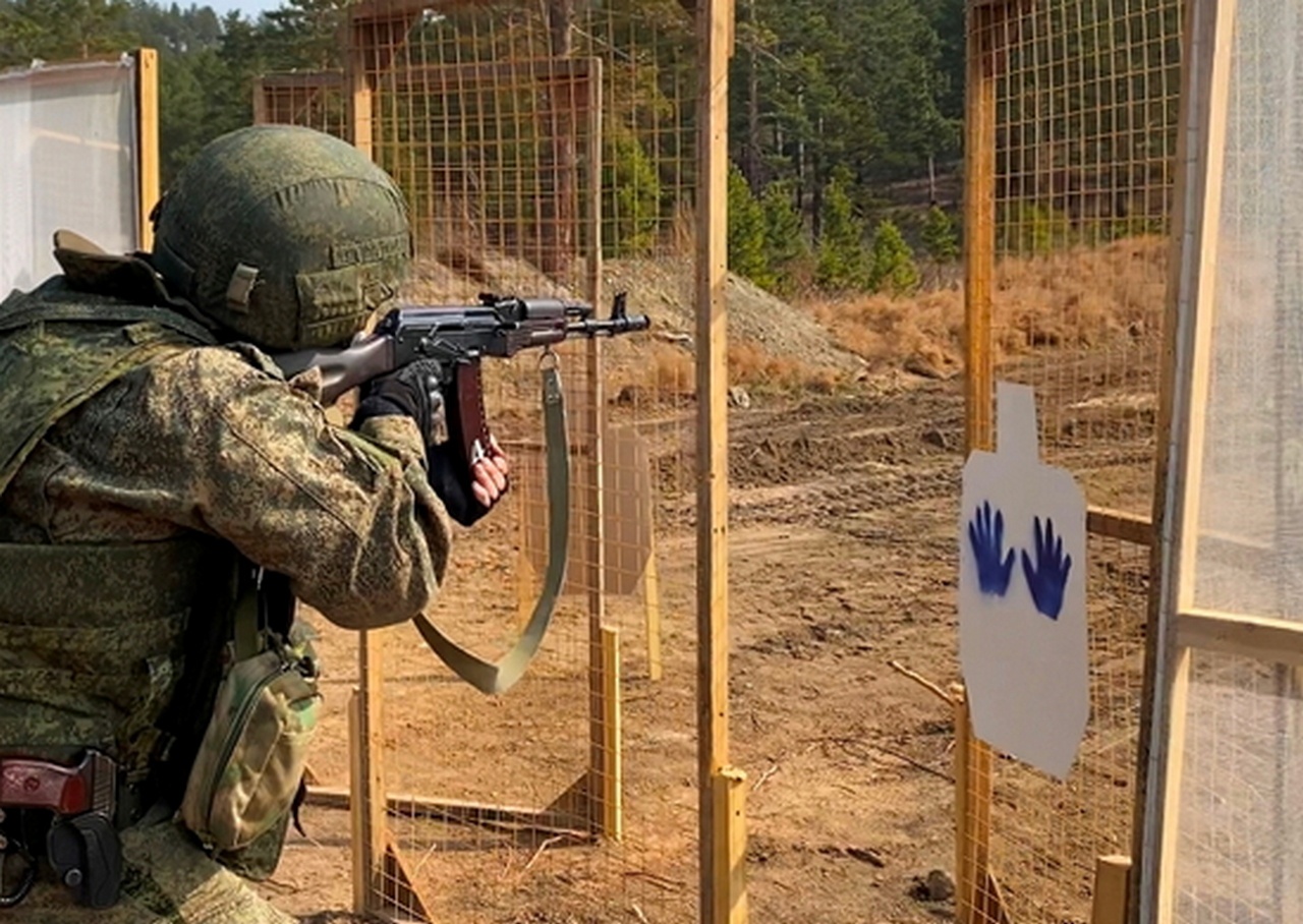 В мотострелковом соединении в Забайкалье военнослужащие отрабатывают элементы тактической стрельбы.