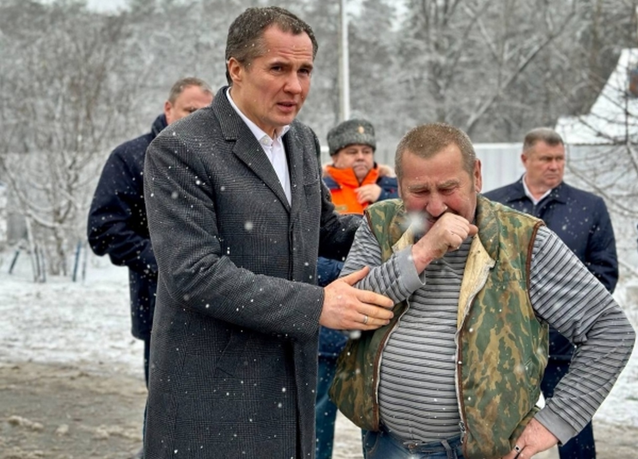 Губернатор Белгородской области Вячеслав Гладков успокаивает местного жителя, чей дом был разрушен в результате обстрела.