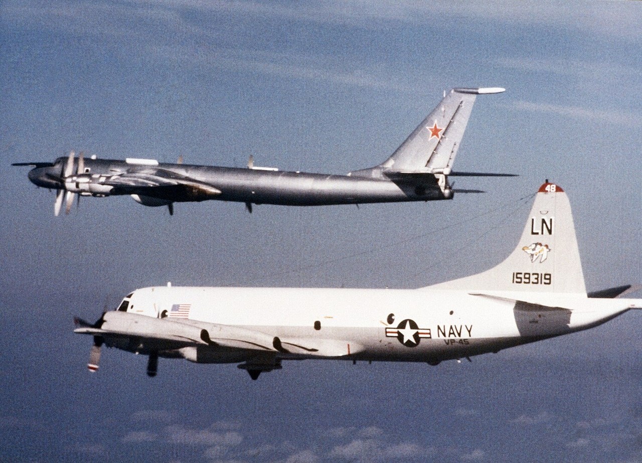 Советский Ту-142МК в сопровождении Lockheed P-3 ВМС США.