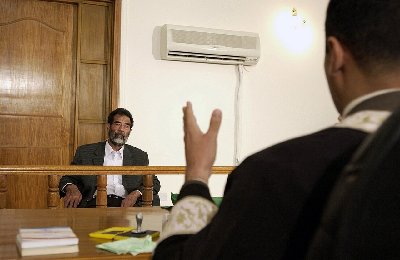 Саддам Хусейн на первом слушанье в суде.