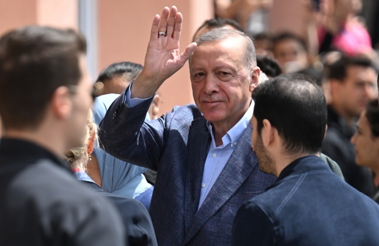 Президент Турции Реджеп Тайип Эрдоган у избирательного участка во время голосования на всеобщих выборах уверен и спокоен.