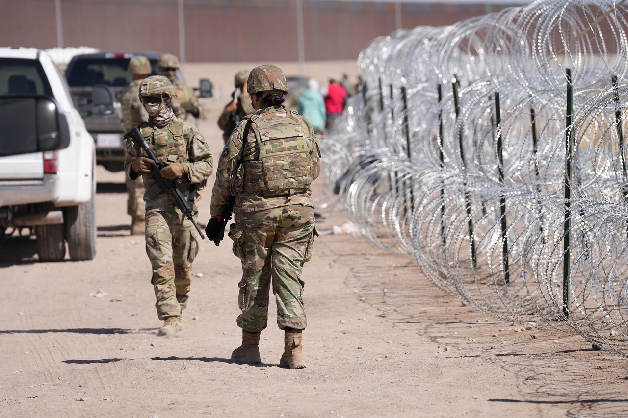 Солдаты Национальной гвардии США охраняют границу с Мексикой.