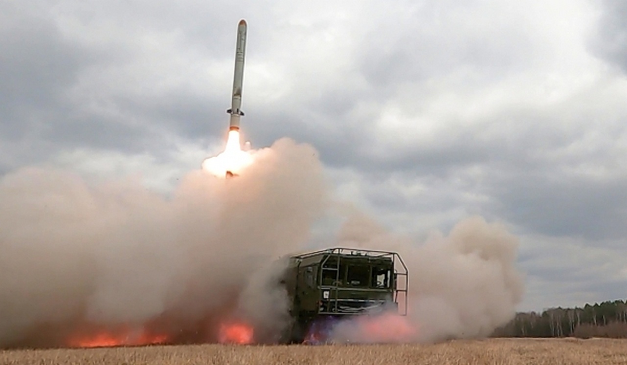 Удар оперативно-тактическим ракетным комплексом «Искандер» по объектам ВСУ.
