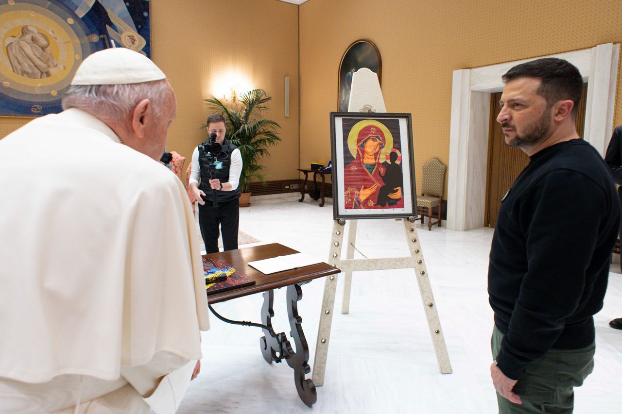 Папа римский получил в подарок кощунственную икону с вырезанным Иисусом.