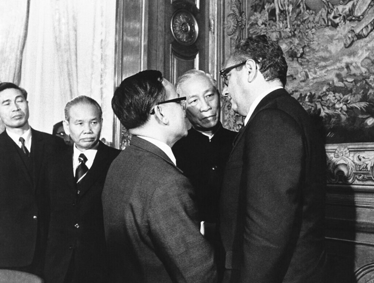 Генри Киссинджер (справа) беседует с членами делегации Северного Вьетнама после парафирования мирного соглашения, положившего конец войне США во Вьетнаме, 24 января 1973 г.