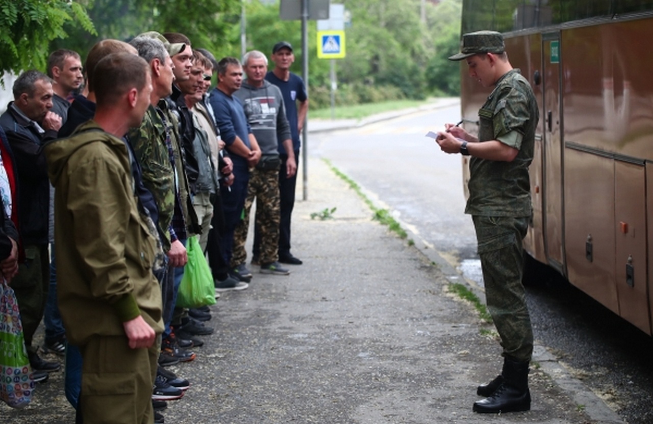 Военнослужащие-контрактники возле пункта отбора в Волгограде перед отправкой в зону проведения специальной военной операции, май 2023 г.