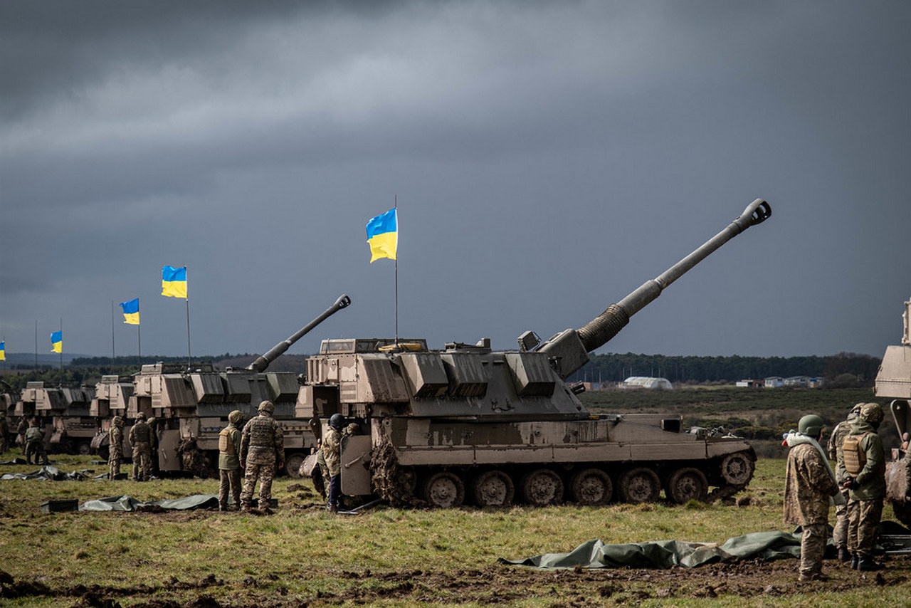 Британская армия обучает украинских новобранцев работе с самоходными артиллерийскими установками AS-90, которые передаются Украине в дар.