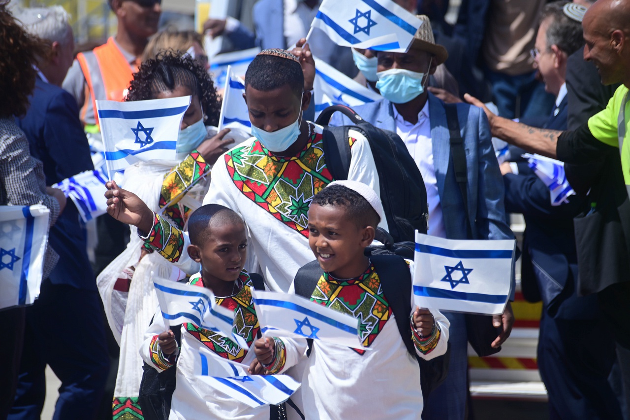 Эфиопские евреи-иммигранты прибывают в Израиль.