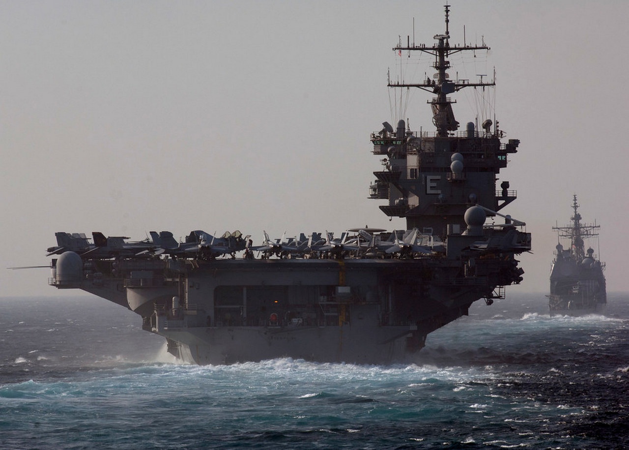 Авианосец USS Enterprise и ракетный крейсер USS Vicksburg ВМС США проходят через Баб-эль-Мандебский пролив.