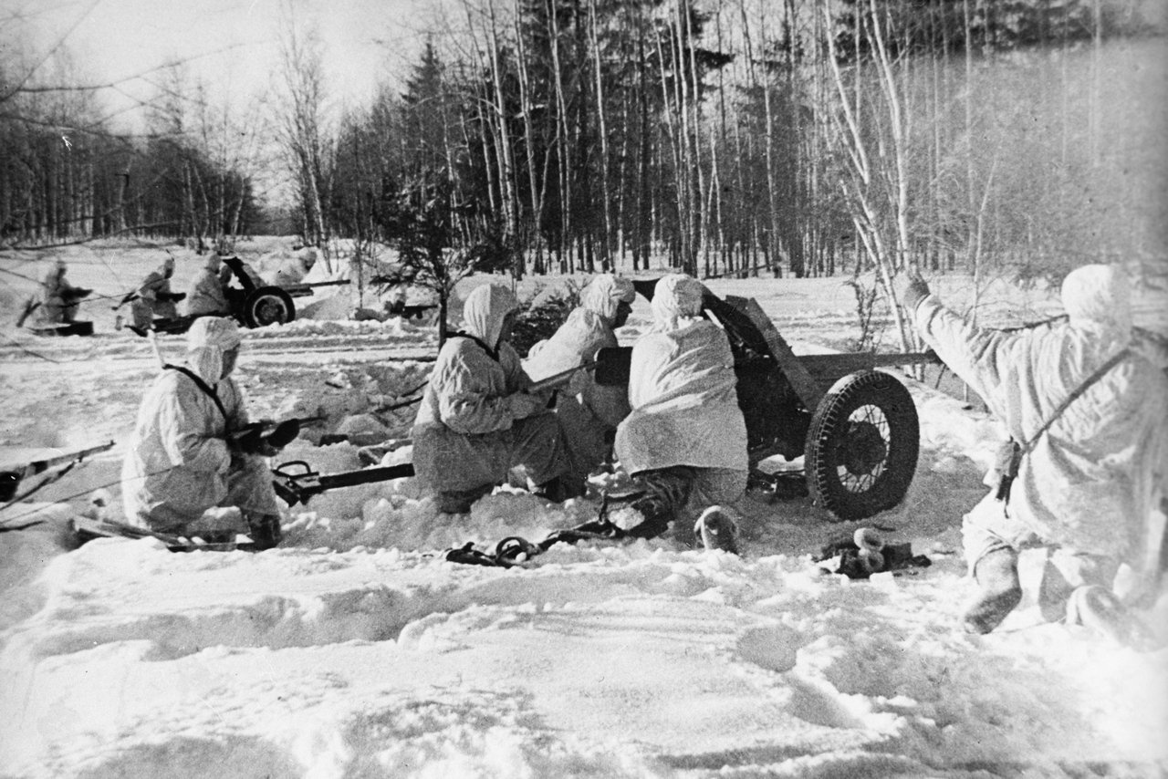 Советские артиллеристы с 45-мм противотанковыми пушками готовятся открыть огонь по противнику на подступах к Москве.