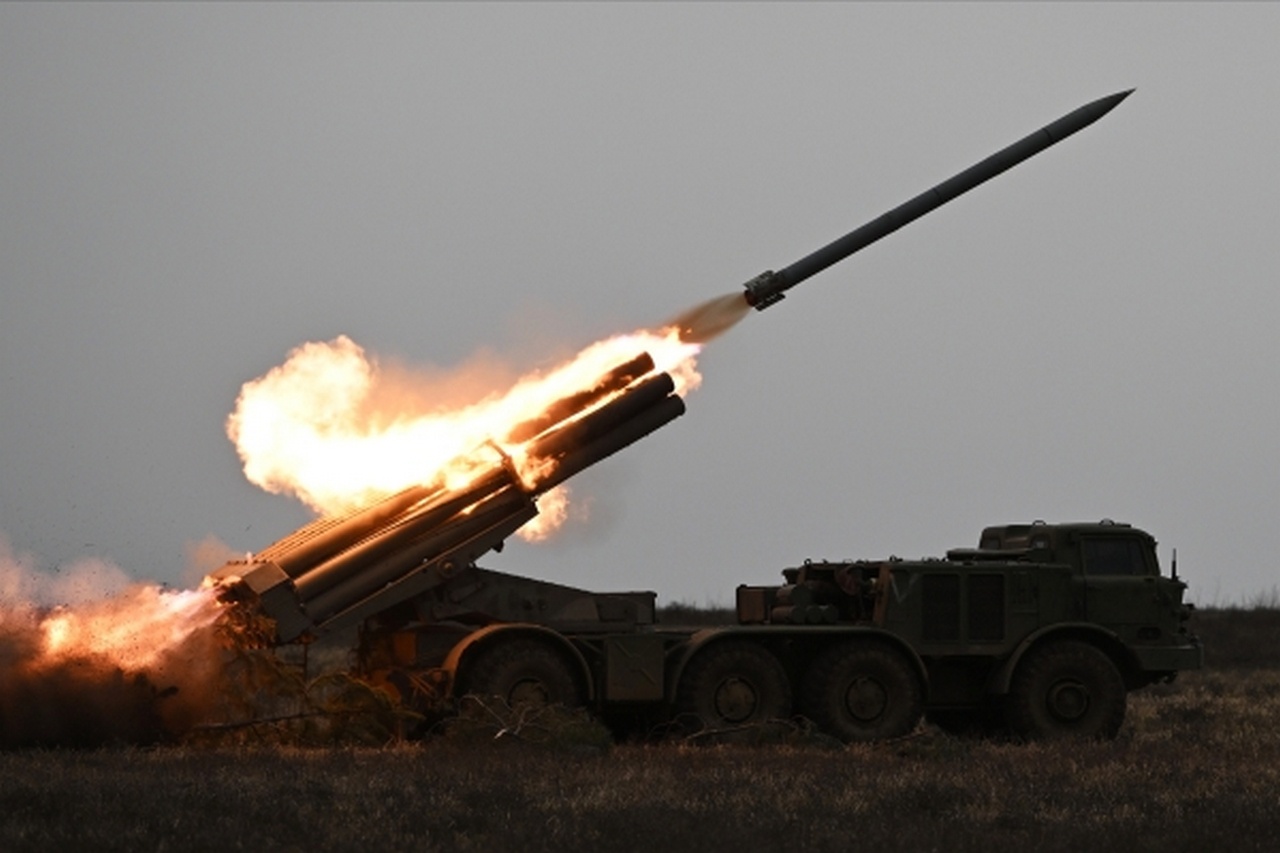 Боевая работа реактивной системы залпового огня «Ураган» Вооружённых сил РФ по позициям ВСУ.