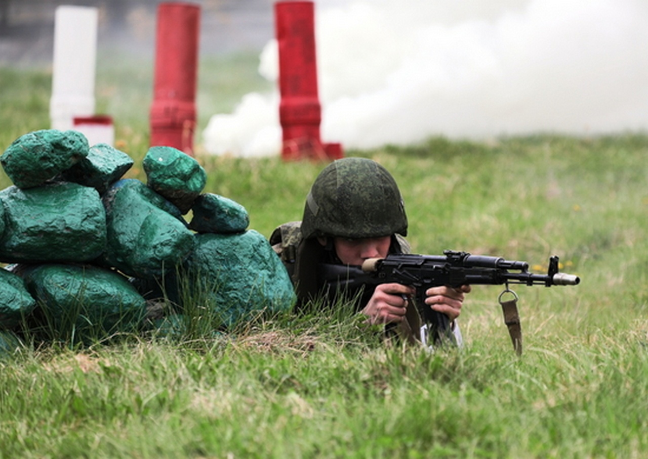 Военнослужащие армейского корпуса ВВО на Сахалине совершенствуют навыки ведения боевых действий в населённом пункте.