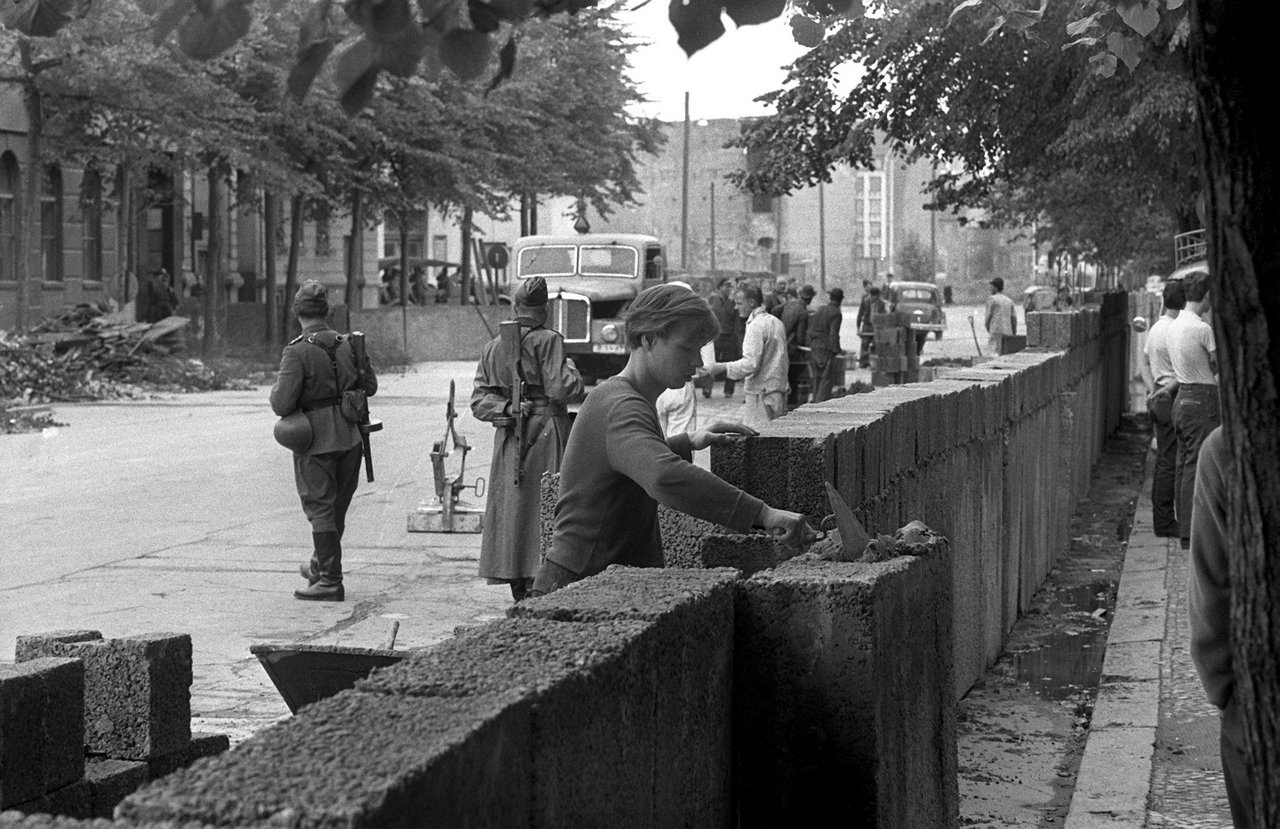 Строительство Берлинской стена - одного из символов холодной войны.
