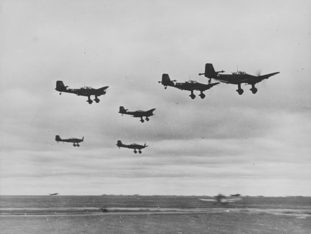 Группа немецких пикирующих бомбардировщиков Ju.87.