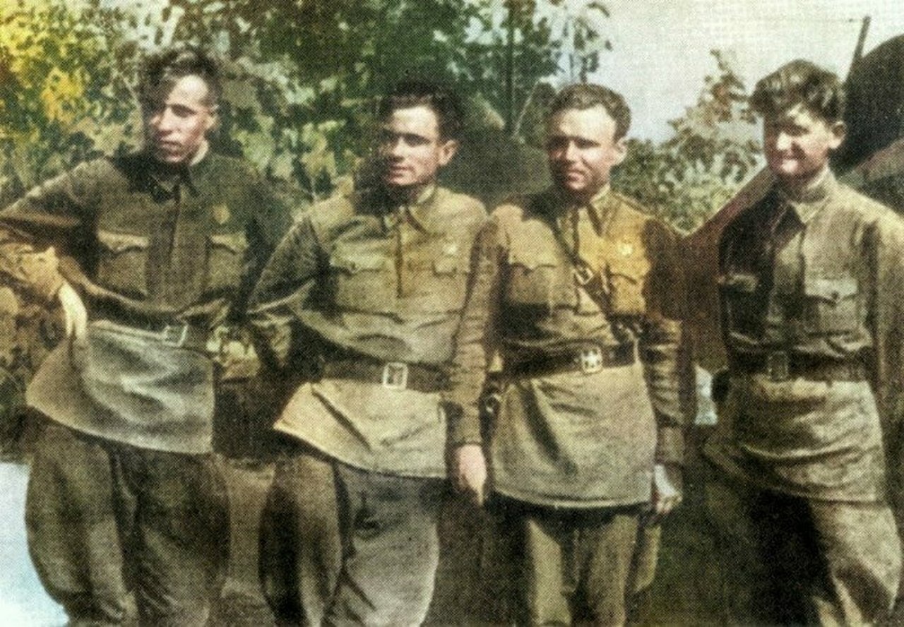 Лётчики 166 ИАП (слева направо): В. Рекунов, М. Щербаков, А. Горовец, В. Мишустин. 1942 г.