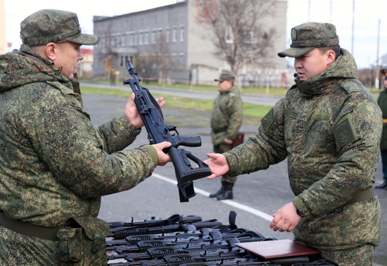 Военнослужащий получает новый автомат Калашникова АК-12.