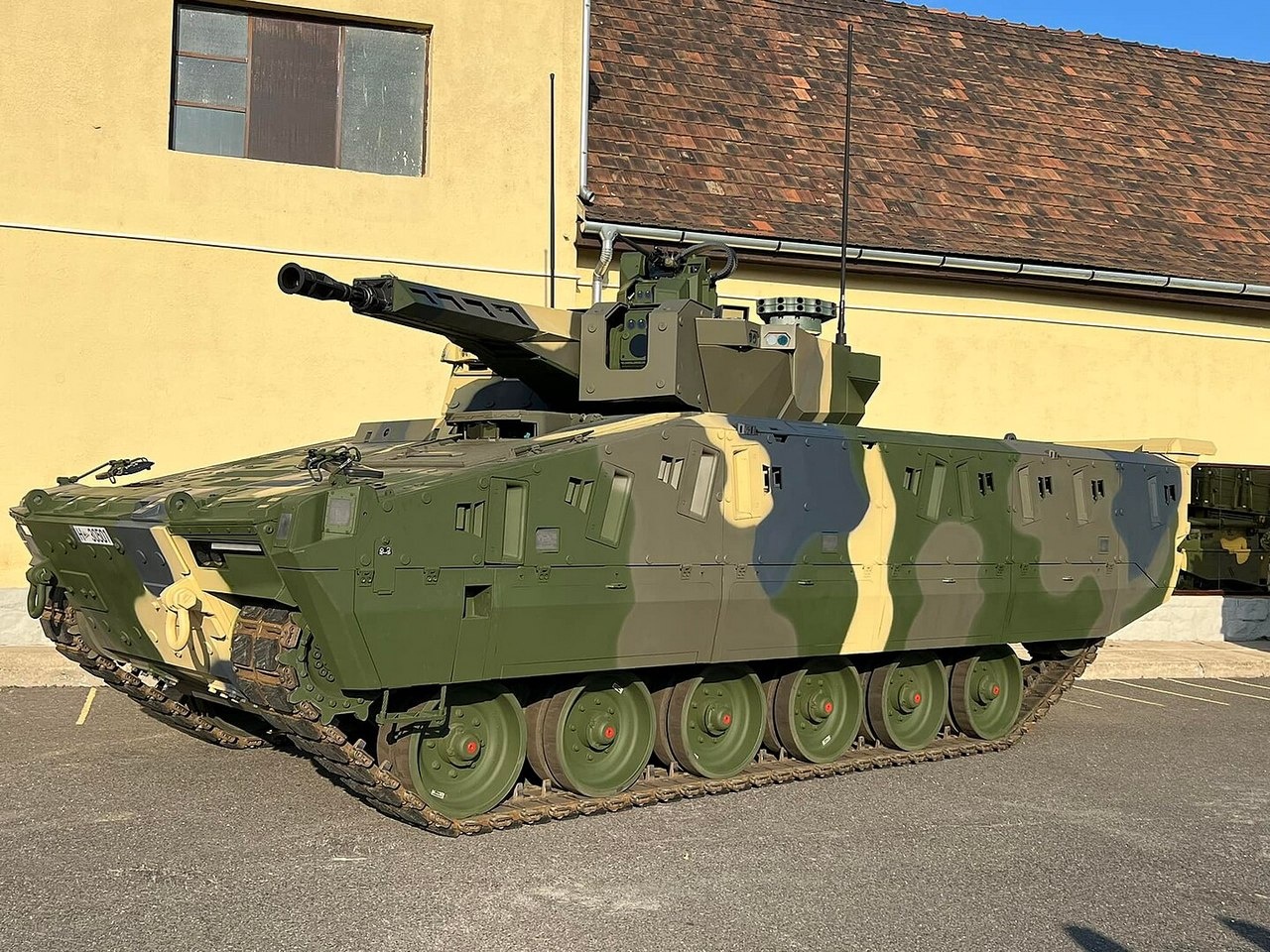 Первая серийная БМП Lynx KF41 в камуфляже венгерской армии.