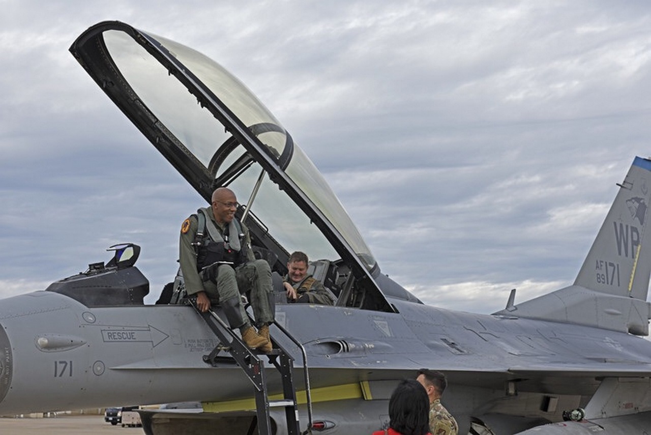 С истребителями F-16 генерал знаком с младых ногтей.