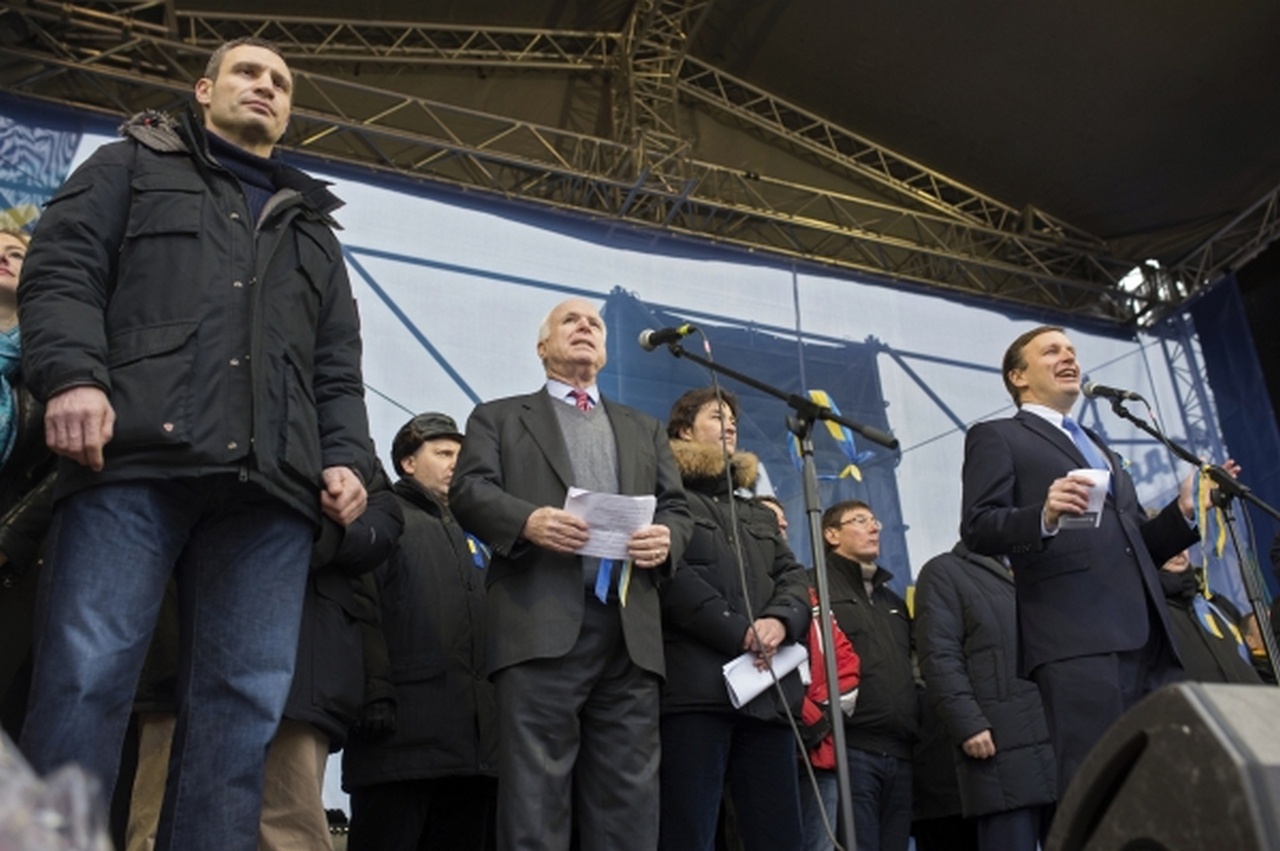 Сенаторы США Джон Маккейн (в центре), Крис Мерфи (справа) и лидер оппозиционной партии «УДАР» Виталий Кличко на майдане Независимости, декабрь 2013 г.