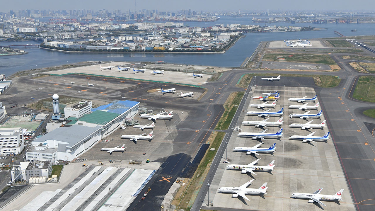 NHK: в Японском аэропорту столкнулись два самолета