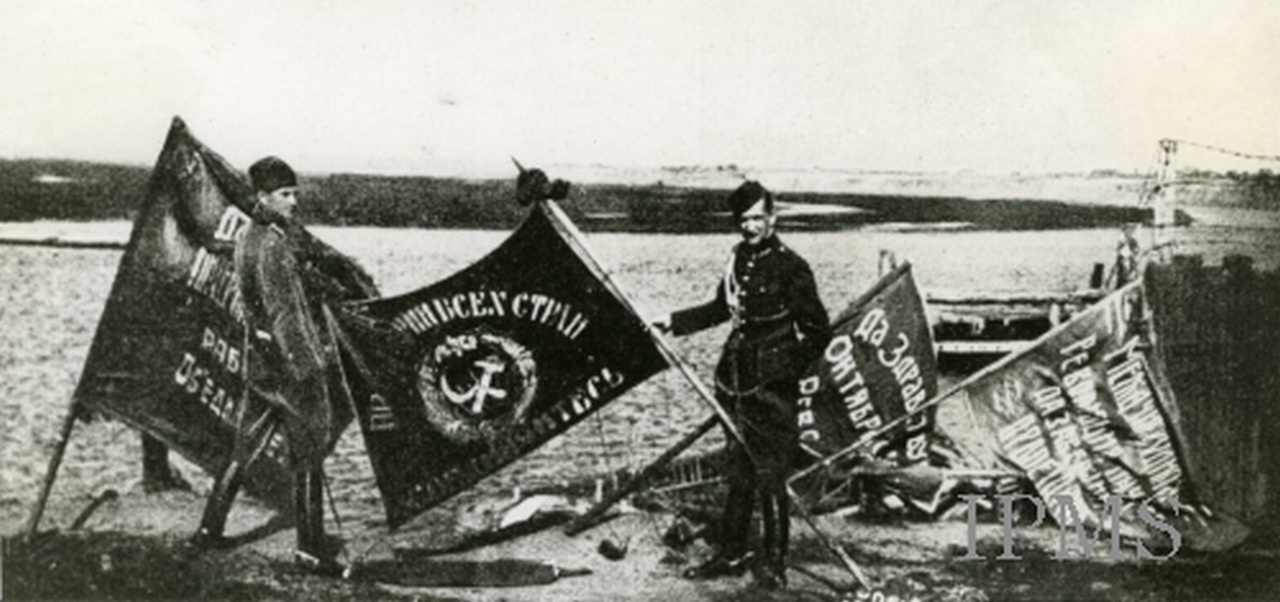 Польские солдаты демонстрируют знамёна РККА, захваченные в битве под Варшавой.