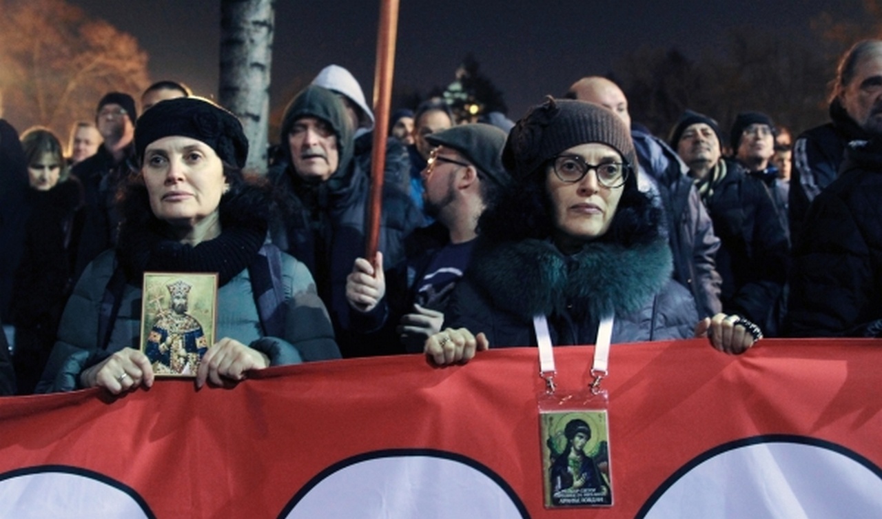 Участники акции против «франко-германского» плана ЕС по Косово в Белграде.