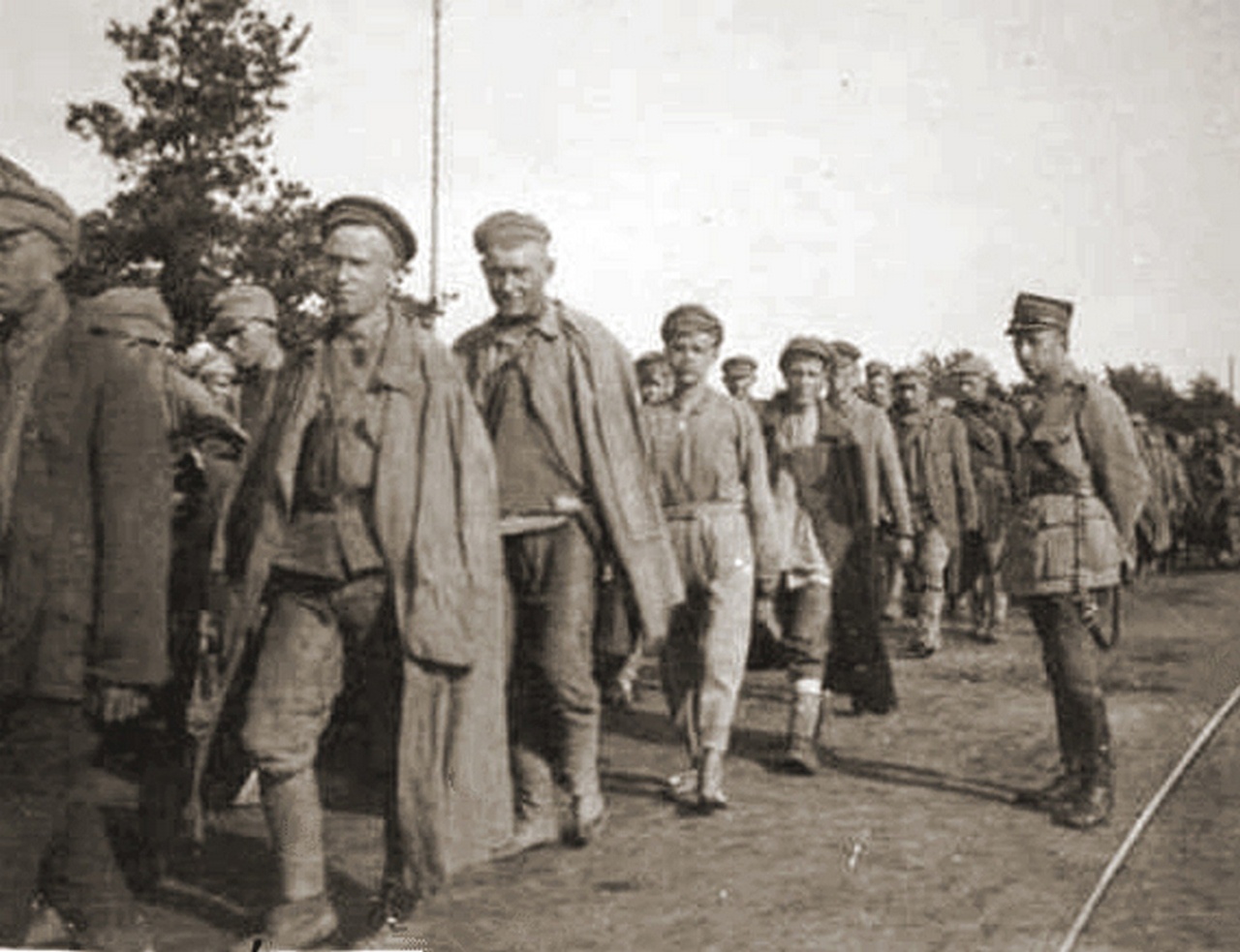 Пленные красноармейцы в Тухольском лагере.