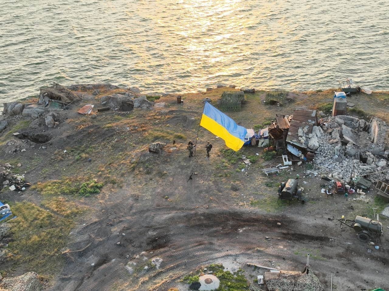 Украинский флаг был водружён на острове Змеиный, когда российские войска оставили его в виде «жеста доброй воли».