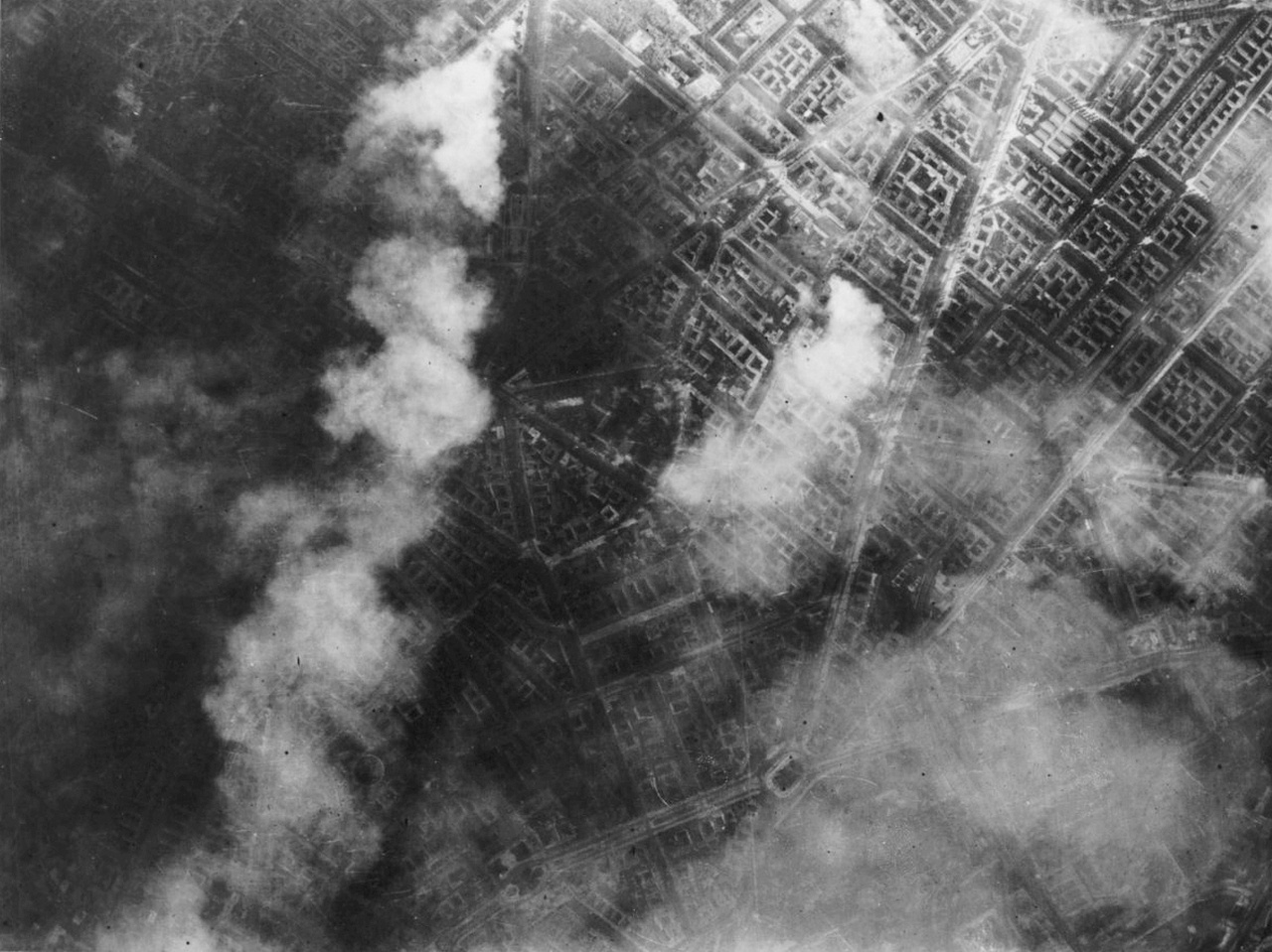 Вид на центр Берлина с борта одного из бомбардировщиков во время авианалёта.