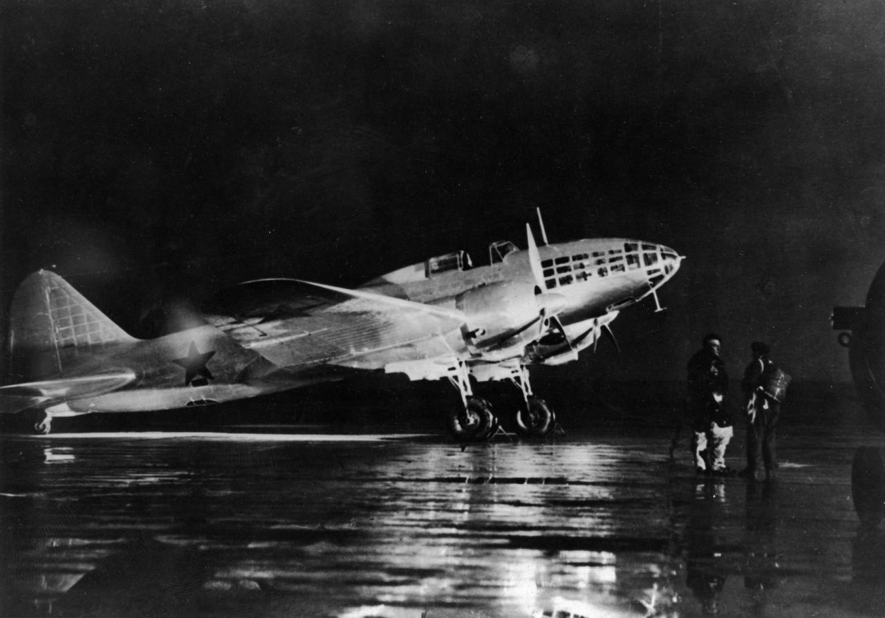 Советский бомбардировщик ДБ-3Ф на аэродроме.