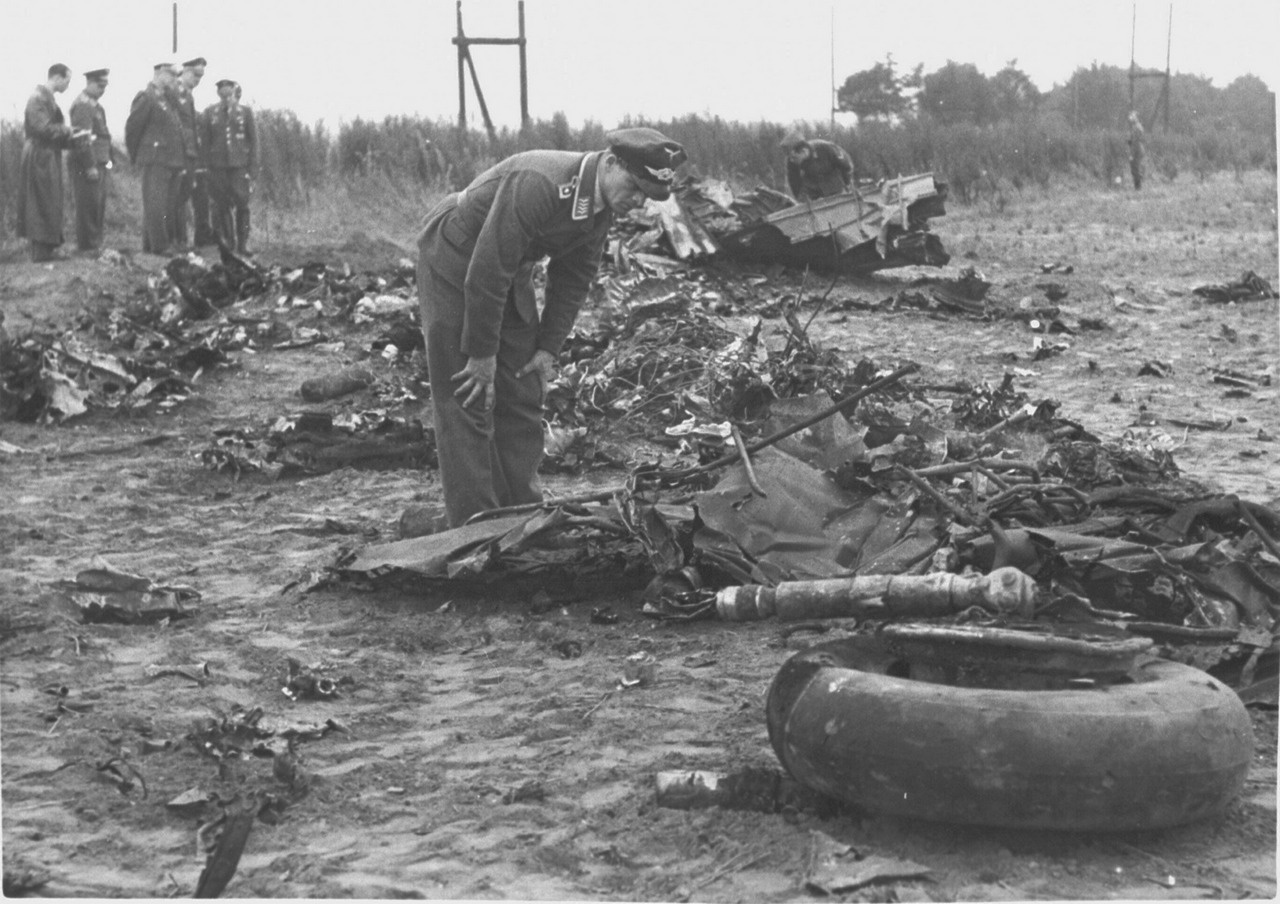 Военнослужащие люфтваффе среди обломков советского бомбардировщика, бомбившего Берлин и сбитого зенитной артиллерией, 7 сентября 1941 г.