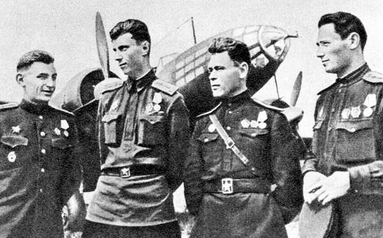 Лётчики Авиации дальнего действия (слева направо) В.В. Решетников, В.Ф. Рощенко, П.П. Радчук, П.П. Хрусталёв. 1943 г.