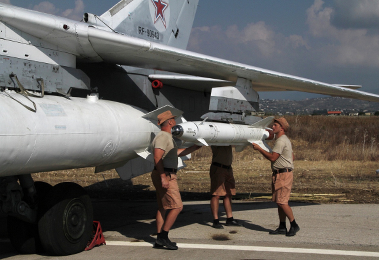 Российские оружейники подвешивают высокоточную ракету Х-25 к Су-24 на авиабазе Хмеймим в Сирии.