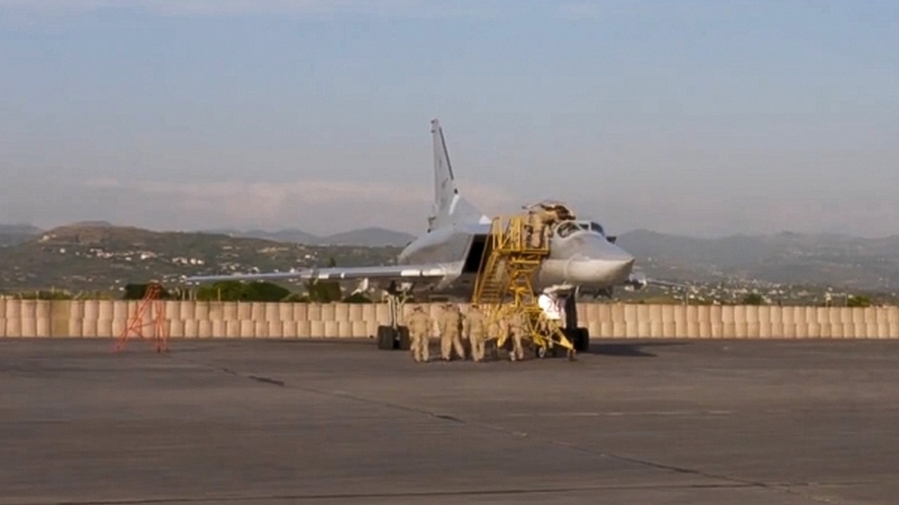 Дальний бомбардировщик Ту-22М3 ВВС России на авиабазе Хмеймим в Сирии, 2021 г.