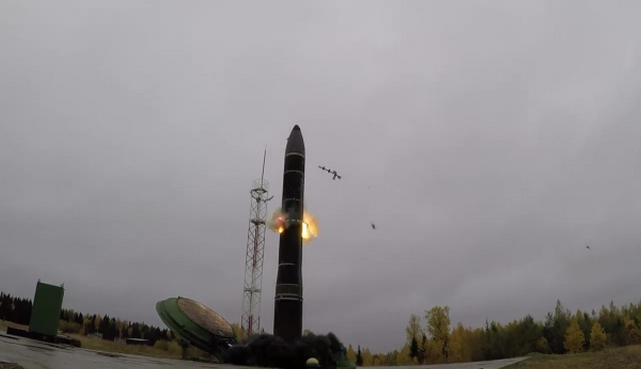 Учебно-боевой пуск баллистической ракеты «Тополь-М», попадающей под действие договора СНВ-3, с космодрома «Плесецк» в Архангельской области.