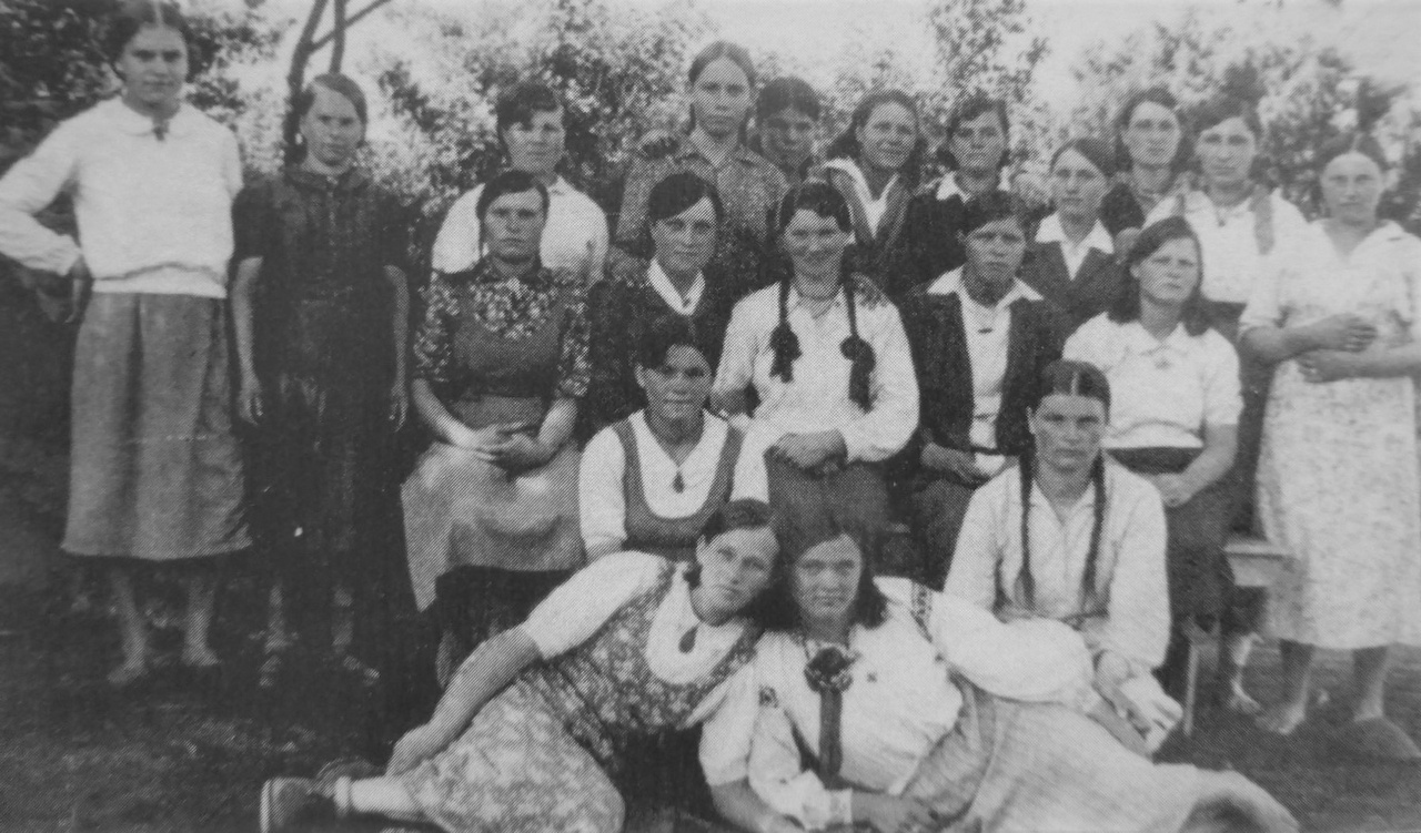Фото украинских девушек («остарбайтеры» в терминологии нацистского режима), работавших на бумажной фабрике «Вахендорф» в Бергиш-Гладбахе, 1943 г.